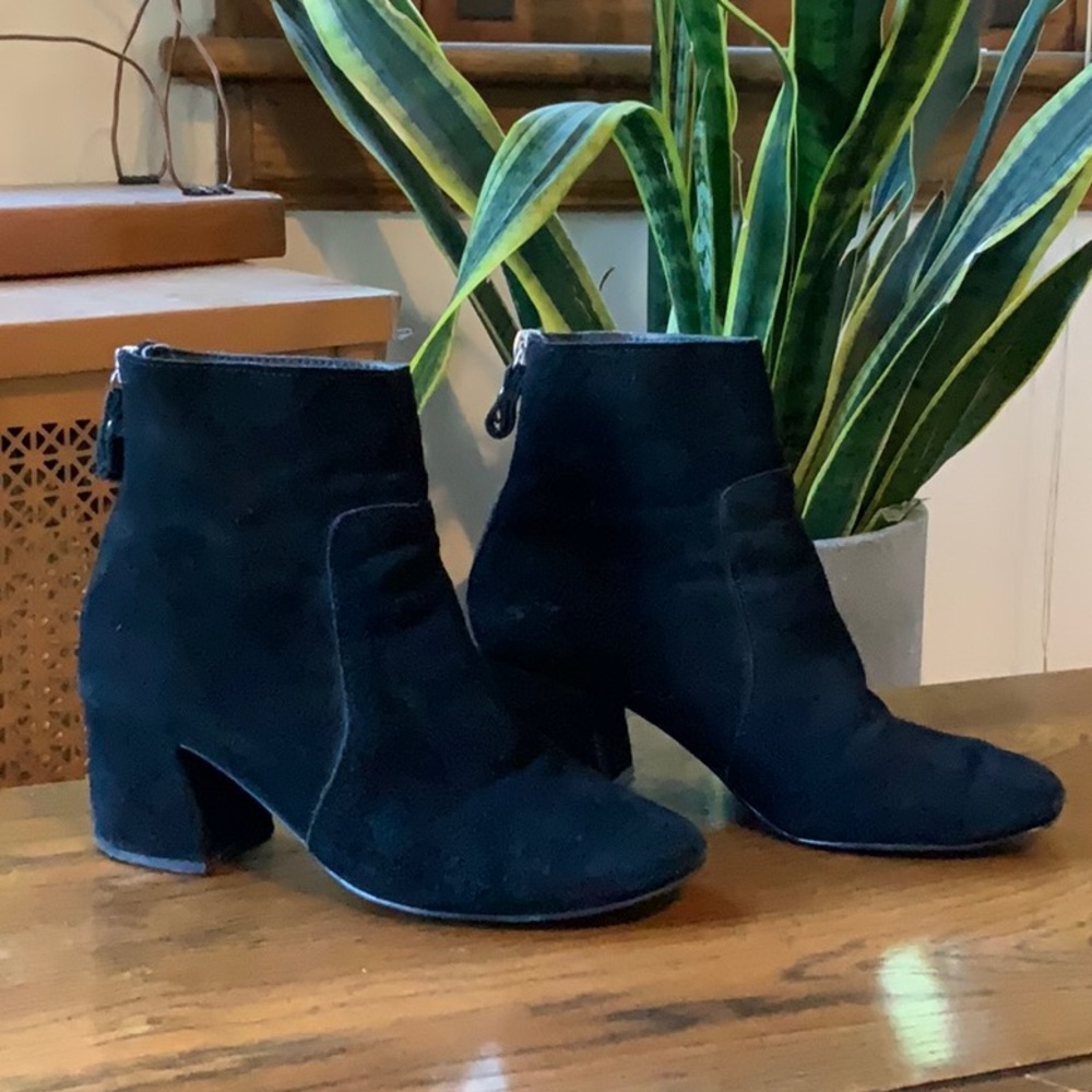 Urban outfitters black booties with interchangeable hoop accessories